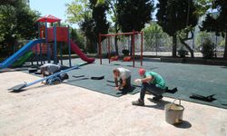 Efeler'de çocuklar parklarda güvenle oynuyor