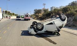 Kuşadası’nda takla atıp, ters dönen otomobildeki sürücü yaralandı