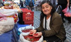 Dikenlerin arasında zahmetle toplanan kuşburnu, tezgahlarda yerini aldı