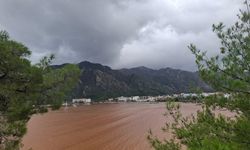 Marmaris'te sağanak yağışla sokaklar dereye, denizin rengi kahverengiye döndü