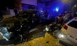 İki motosiklet, otomobil ile kafa kafaya çarpıştı: 3 yaralı