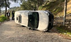 Hakimiyeti kaybolan ticari araç savrularak yan yattı