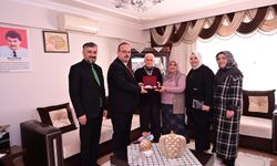 Vali Canbolat, ilk şehit öğretmen Akar'ın ailesine misafir oldu