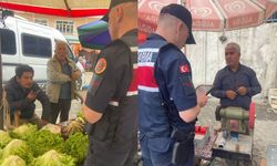 Jandarmadan Karpuzlu'da seyyar pazarda bilgilendirme