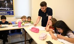 Geleceğin ressamlarının elinden Başkan Çerçioğlu tutuyor