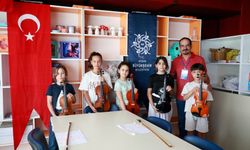 Başkan Çerçioğlu ile Aydınlı minikler keman öğreniyor