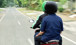 Motosiklet arkasında gidenler kask ve eldiven takacak!