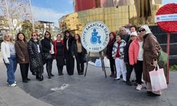 Aydın'da 3 Aralık Dünya Engelliler Günü kapsamında Atatürk Anıtı'na çelenk bırakıldı