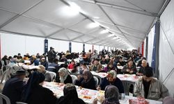 Başkan Çerçioğlu Atatürk Kent Meydanı'nda kurulan iftar sofrasında vatandaşlarla bir araya geldi