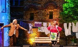 Sanatçı Müjdat Gezen oyun sırasında fenalaştı