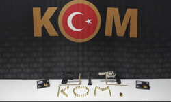 Nazilli'de bir iş yerinde yapılan aramada ruhsatsız silah ele geçirildi