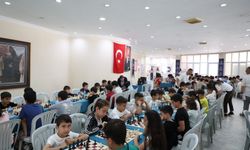Başkan Çerçioğlu'nun destekleri ile satranç öğrenen öğrenciler hamlelerini yarıştırdı