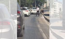 Poşette taşıdığı paralar yola savruldu!