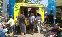 Başkan Çerçioğlu'ndan pazarcı esnafları ve vatandaşlara limonata ikramı