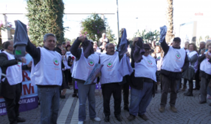 Emeklilerden ilginç protesto: Donları çıkarıp salladılar