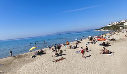 Kuşadası'nda sıcaklık 29 dereceyi bulunca plajlar doldu, taştı