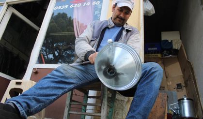 Bir metrekarelik dükkanda ekmeğini çıkarıyor