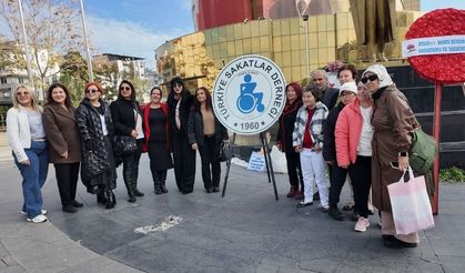 Aydın'da 3 Aralık Dünya Engelliler Günü kapsamında Atatürk Anıtı'na çelenk bırakıldı