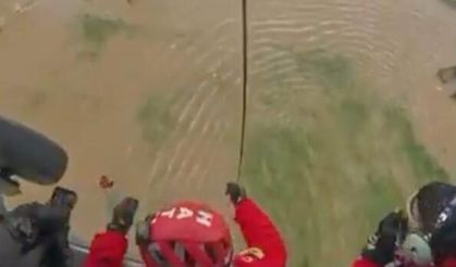 Aydın'da selde mahsur kalan bir vatandaş, helikopterle kurtarıldı