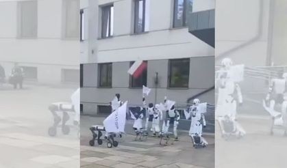 Polonya’da robotlar sokağa çıktı: Bu kez kendi hakları için protesto ettiler!