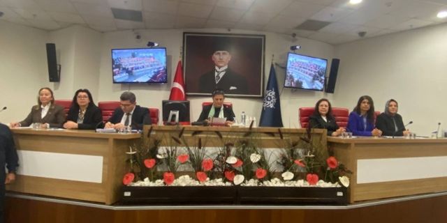 Yılın son meclisi pazarlıksız bitti! Çerçioğlu, söz almak isteyen AK Parti’li Arı’nın ağzını açtırmadı