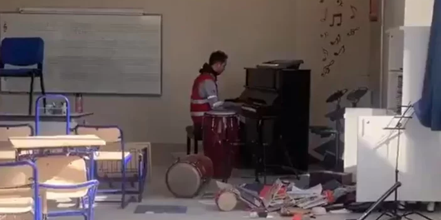 Depremde zarar gören okulda piyano çalan öğretmen duygulandırdı