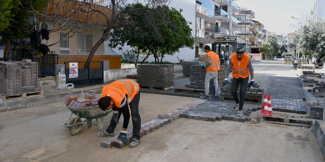 Kuşadası Cumhuriyet Mahallesi'ndeki yenileme çalışmalarını sürdürüyor