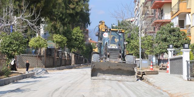 Efeler Girne Mahallesi yollarını yeniliyor
