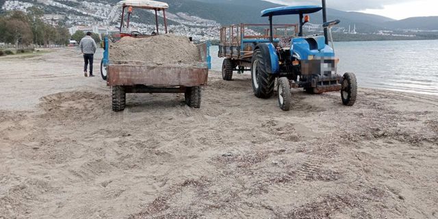 Didim’de plajdan kum çalan 4 kişiye para cezası kesildi