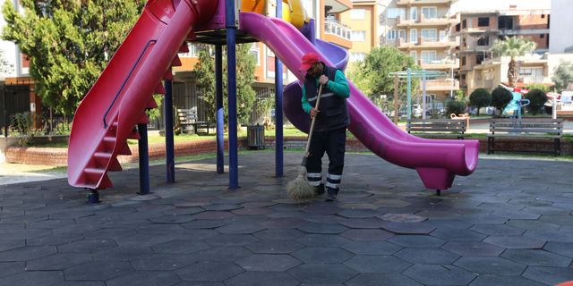 Efeler'in parkları temizleniyor