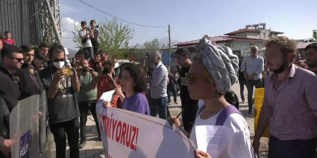 Samandağlı depremzedeler; "Enkazların altından çıktık şimdi üzerimize molozları dökmek istiyorlar"