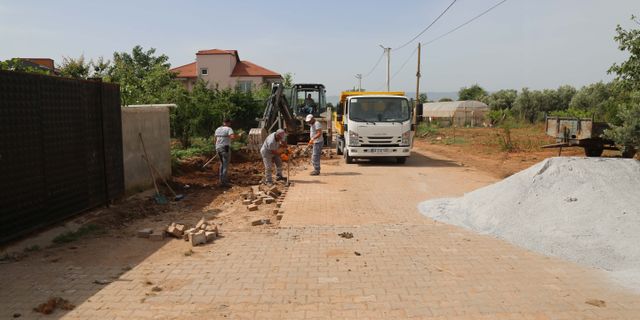 Efeler Belediyesi Kuyulu'da yol yapım çalışmasını sürdürüyor