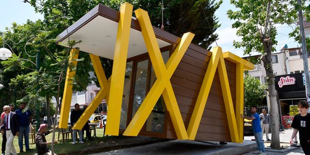 Kuşadası Belediyesi Emniyet Taksi Durağı'nı yeniledi