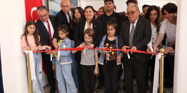 Başkan Çerçioğlu gençlerin eserlerinden oluşan sergiyi açtı