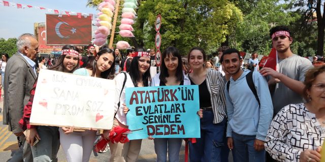 Aydınlı gençler  Kılıçdaroğlu'nun Aydın mitinginde pankartlar açtı