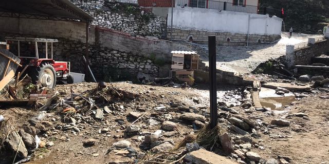 Aydın sele teslim oldu! Dereler taştı büyük kayalar evlere ve yollara zarar verdi
