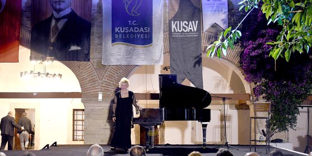 Gülsin Onay'dan Kuşadası'nda piyano resitali