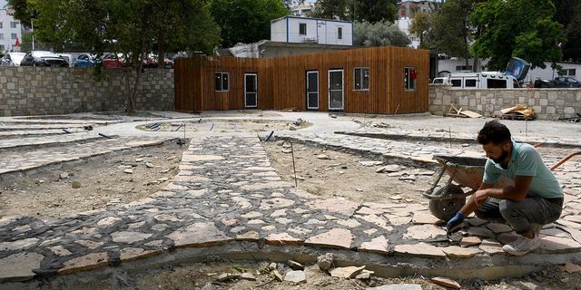 Kuşadası Adalızade Mezarlığı'nda ki taşlar müzede sergilenecek