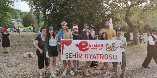 Efeler'in tiyatro ekibi uluslararası şenliğe renk kattı