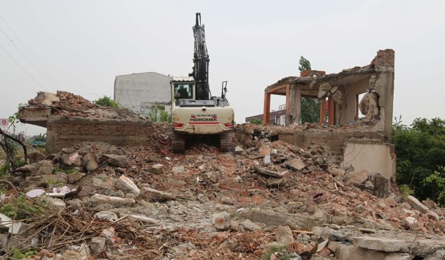 Efeler Belediyesi metruk bina yıkımını gerçekleştirdi
