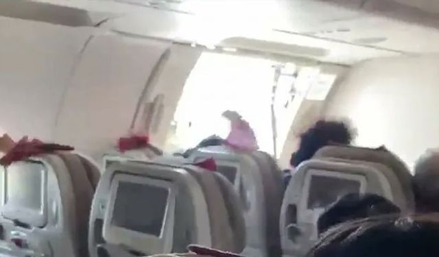 Panik dolu anlar! Uçağın kapısı havada açıldı...