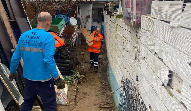 Efeler Ilıcabaşı Mahallesi'nde su basan evleri temizledi