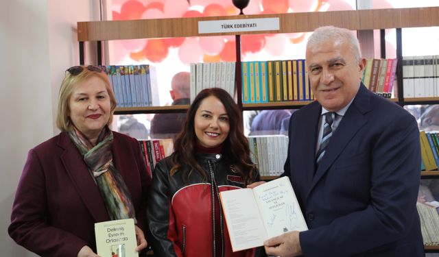 Efeler'de miting gibi açılış! Başkan Atay 15'inci Kitap Kafe'yi açtı