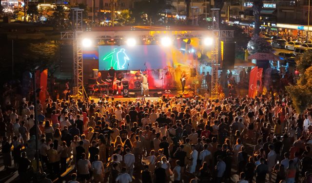 Aydın Büyükşehir Belediyesi Kuşadası'nda yaz konseri gerçekleştirdi
