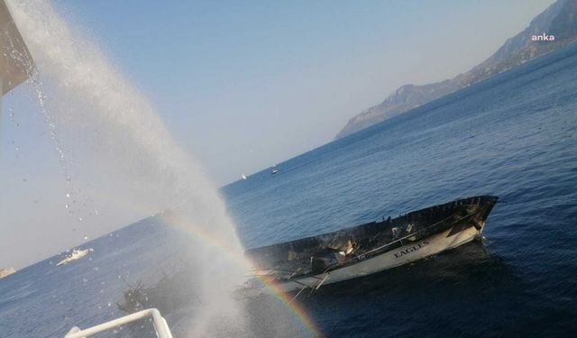 Marmaris'te gezi teknesi yandı: 17 yaralı