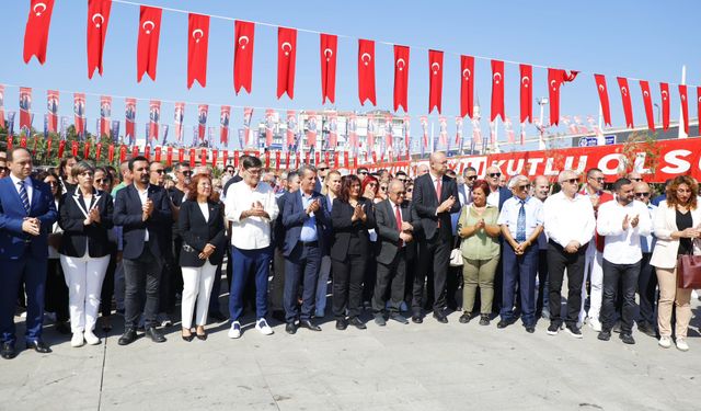 CHP'nin kuruluşunun 101. yılı Atatürk Kent Meydanı'nda kutlandı