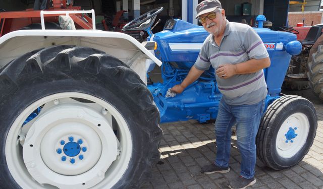 Yarım asırlık traktörüne gözü gibi bakıyor