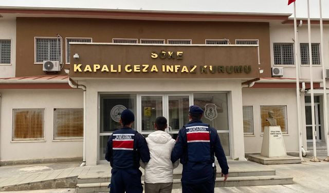 Şüphe üzerine durdurulan araçta 42 düzensiz göçmen yakalandı