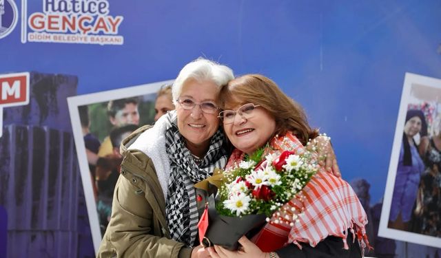 Başkan Gençay, Fevzipaşa mahallesinde çiçeklerle karşılandı