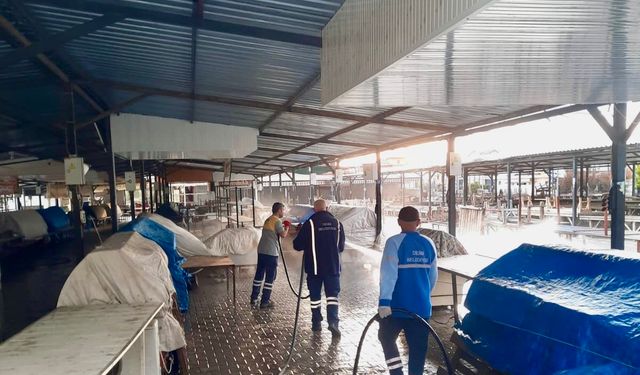 Akbük Semt Pazarı’nda temizlik çalışmaları tamamlandı
